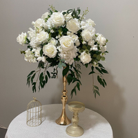 Centre de table floral artificiel vintage exquis avec verdure et boule de fleurs blanches pour mariage, demande en mariage et décoration de table de fête