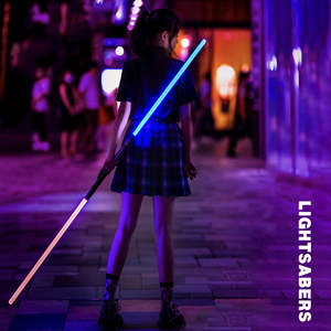 Sabre laser à poignée en métal Jouets sabre laser à force de duel Balançoire lisse LED RVB Épée lumineuse clignotante pour la fête - Product Image 2