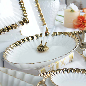 Piatto in Ceramica con 5 Scomparti, Vassoio Rotondo Irregolare in Porcellana con Bordo Dorato per Frutta, Snack e Antipasti - Product Image 4