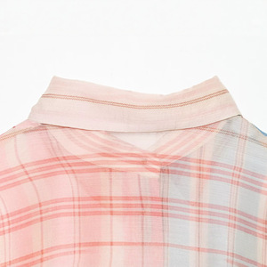 Camicia da <span class=keywords><strong>donna</strong></span> personalizzata 2026 in <span class=keywords><strong>cotone</strong></span> a blocchi di colore con scollo a cravatta e righe trasparenti, camicetta con bottoni a contrasto, OEM/ODM da fabbrica cinese - Product Image 4