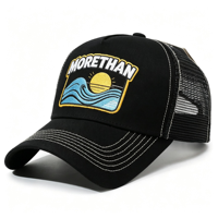 Gorra de béisbol trucker con logo bordado 3D personalizado, parte trasera de malla, hebilla metálica ajustable, diseño de bandera a cuadros, deportiva y transpirable.