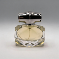 Flacon de parfum élégant à vaporisation fine 30ml 50ml, taille personnalisée, design carré transparent, pulvérisateur à pompe, capuchon argenté, boîte de 100 pièces