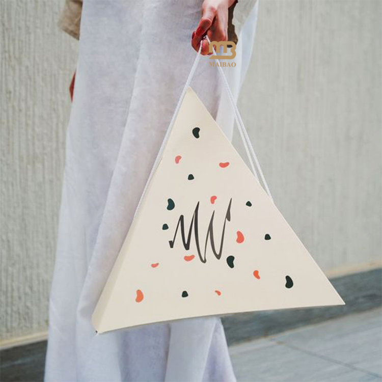 caja de comida en forma de pirámide