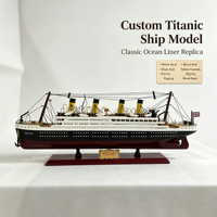 Modèle de bateau de croisière Titanic personnalisé avec pont blanc, coque noire, quatre cheminées jaunes et base en bois rouge