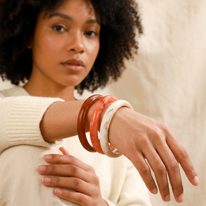 Brazalete Acrílico Cerrado de Moda Europea y Americana MANGE, Brazalete Geométrico de Zirconia de Color Sólido para Mujer, para Fiesta/Aniversario - Product Image 3