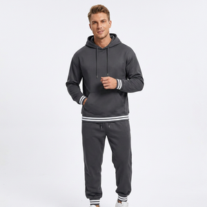 Ensemble de sweat-shirt à capuche gris foncé pour homme, coupe classique, en coton French Terry, couleur unie, décontracté, pour l'automne, avec détails rayés blancs - Product Image 1