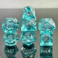 Juego de dados DND de resina poliédrica de 7 piezas con núcleo líquido de color ciruela y bordes afilados, con números dorados para Dungeons and Dragons