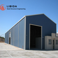 Entrepôt industriel moderne en structure métallique préfabriquée
