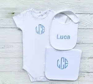 字母组合婴儿围兜、打嗝和紧身衣男童或女童淋浴礼品刺绣婴儿连体裤