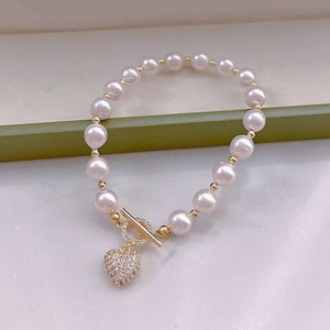 Bracelet de charme en perles d'eau douce rondes de 7-8 mm avec boucle OT en micro-incrustation tridimensionnelle en forme de cœur - Product Image 3