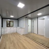 Maison conteneur portable pliable à double aile extensible pour usage extérieur avec design contemporain et caractéristiques de confort
