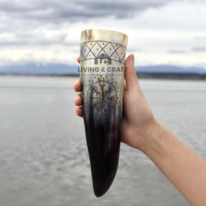 Coupe à boire viking sculptée à la main, style vintage |   Chope à bière en véritable corne de bœuf avec poignée antidérapante côtelée et gravures sur le thème de la mythologie nordique - Product Image 5