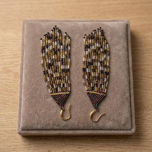 Pendientes de Flecos con Cuentas Miyuki Delica Hechos a Mano en Dorado Metálico, Blanco Perla y Morado Iridiscente, Estilo Boho con Borlas - Product Image 6
