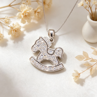 Collier Pendentif Exquis et Tendance pour Femme en Alliage de Cuivre, Design Cheval de Troie Micro-Incrusté de Zircons Transparents, Idéal au Quotidien