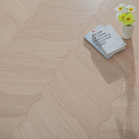 Parquet en chêne technique gris clair à motif feuille de bois, système T&G multicouche