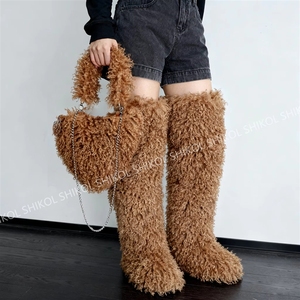 Bottes hautes en fourrure mongole SHIKOL avec sacs et ensemble de chaussures, sac à main en forme de cœur en peluche longue et luxueuse, Hiver 2025 - Product Image 3
