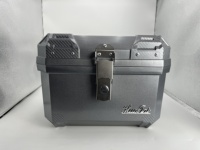 Boîte arrière pour moto OEM 36L Grande capacité Matériau PP haute résistance Cadre universel Longueur 40,5 cm Largeur 36 cm Hauteur 30 cm