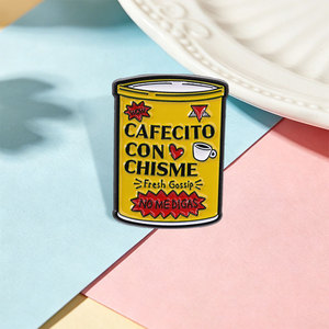 Spilla in smalto Cafecito Con Chisme, divertente umorismo della cultura spagnola e latina, con testo 'Caffè, Novità, Chisme' e 'Non dir mi dire', distintivo per abbigliamento - Product Image 3