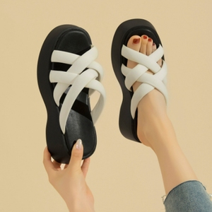 Sandales pour femmes à plateforme respirantes antidérapantes confortables OEM ODM épaisses vendues en gros pour l'<span class=keywords><strong>été</strong></span> <span class=keywords><strong>2022</strong></span> - Product Image 3