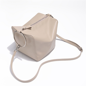 Borse a Tracolla in Vera Pelle Beige per Donna con Design Unico e Manico ad Anello, Marchio Personalizzato - Product Image 5