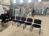 Chaise de conférence moderne empilable et rembourrée avec pieds en métal chromé pour salle de réunion de bureau et séminaire de formation