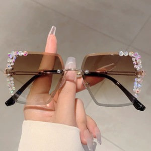 แว่นกันแดดไร้กรอบทรงใหม่สุดฮอต ดีไซน์หรูหราประดับเพชรสำหรับผู้หญิง แว่นกันแดดผู้หญิงสุดหรู ขายส่ง - Product Image 6