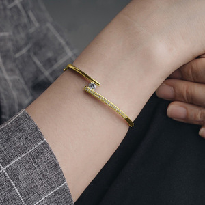 Bracciale geometrico chic da donna, minimalista, unico, gioiello da polso per tutti i giorni. - Product Image 3