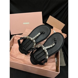 Hot Europe Station nueva moda chanclas planas casuales para mujeres zapatillas de cristal con dedos para mujeres que usan zapatos de playa - Product Image 1