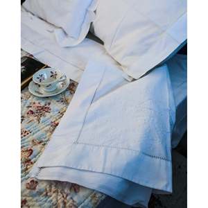 Set Letto Matrimoniale in Cotone con Decorazione Floreale Ricamata a Mano Include Lenzuolo Matrimoniale e Due Federe - Product Image 4