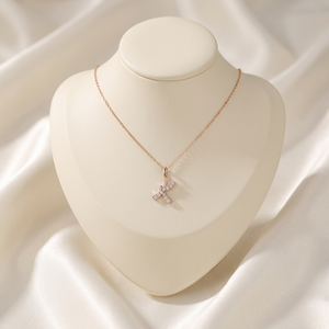 Collier minimaliste à superposer pour femme, pendentif alphabet K N R T V en or rose 18 carats et diamants naturels, collection Modern Line Initial. - Product Image 4