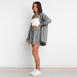 Nuova Moda Primavera Estate: Completo Due Pezzi <span class=keywords><strong>Taglie</strong></span> Forti per <span class=keywords><strong>Donna</strong></span>, Outfit Coordinato a Righe con Camicia a Maniche Lunghe e Pantaloncini - Product Image 3