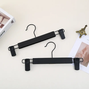 מפעל זול קל משקל פלסטיק שחור צבע מכנסיים קולב - Product Image 4