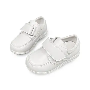 Sepatu sekolah hitam dan putih anak laki-laki, sepatu kets olahraga kasual modis desain terbaru, sepatu datar anak-anak untuk anak perempuan