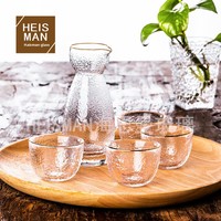 Ensemble de verrerie minimaliste de style japonais Haisiman, comprenant un pot à saké à finition martelée et bordure dorée, un carafe à Baijiu et un petit pot à saké.
