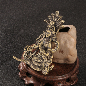 Artefact en laiton népalais fabriqué à la main: Figurine de bodhisattva de dragon doré pour l'affichage à la maison - Product Image 4