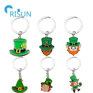 Llavero de Metal Personalizado con Diseño Irlandés de Duende, para el Día de San Patricio, con Trébol de la Suerte, Hoja Verde y Sombrero de Duende - Product Image 1