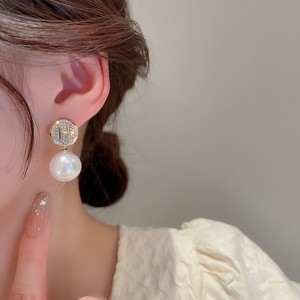 Boucles d'oreilles clous en perles et lettres style diamant français, tendance, personnalité, luxe léger, tempérament, vente en gros pour <span class=keywords><strong>femme</strong></span> - Product Image 3