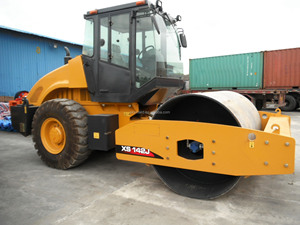 Rouleau vibratoire à tambour unique 14t, <span class=keywords><strong>mini</strong></span>-rouleau compresseur routier XS142J, moteur diesel, utilisation en construction, système entièrement hydraulique - Product Image 1
