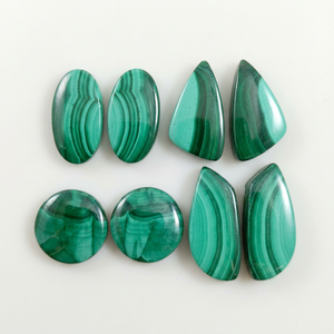 Par de Gemas de Malaquita Natural, Cabujones Verdes Pulidos (20-30mm Ovalados/Lágrima/Redondos/Cuadrados/Formas Elegantes) para la Fabricación de Joyas - Product Image 1