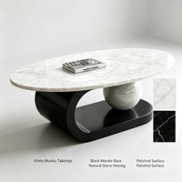 Table basse de luxe en marbre noir et blanc. Décoration de salon durable, minimaliste, moderne, sculpturale, en forme de sphère avec base incurvée.