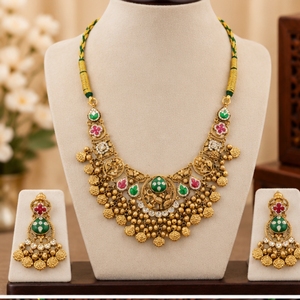 Conjunto de Collar y Pendientes Tradicionales de Plata Chapados en Oro con Piedras Verdes y Rosas para Novias, Bodas, Festividades, Elegantes - Product Image 1