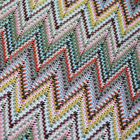 Nouveauté Tissu en maille jacquard teint en fil à motif ondulé 100% polyester pour vêtements de mode