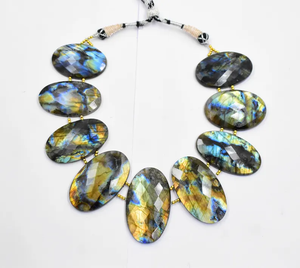 Collier en Labradorite de style bohème classique avec motif de boule de mise en page de pierres précieuses nouvelle chaîne de brin de collier de perles chic pour les fêtes - Product Image 1