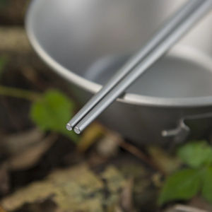 Baguettes de luxe modernes de conception coréenne en titane écologique, couleur argent, surface sablée, réutilisables, avec manche carré solide, vente en gros - Product Image 3