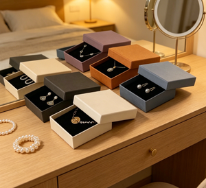 Caja de Regalo de Joyería Portátil Cuadrada de Lujo Beige con Logotipo Personalizado para Pulsera, Pendientes, Anillo, Collar y Colgante - Product Image 4