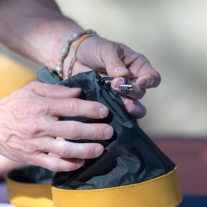 Bolsa de Magnesio para Escalada en Roca, Nueva, Duradera, de Poliéster Reciclado, Redonda, con Cierre de Cordón - Product Image 5