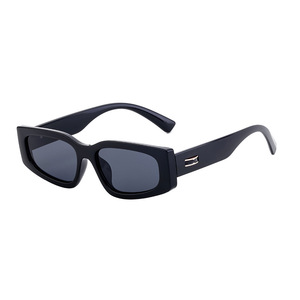 Lunettes de soleil carrées de petite taille de style européen et américain sur mesure pour femmes, protection UV400, style Instagram, monture noire, verres en PC - Product Image 1