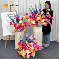 Arrangements floraux luxueux de haute qualité en roses roses et jaunes et en delphinium pour l'allée de mariage, les centres de table