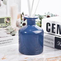 Diffuseur de parfum en verre bleu personnalisé avec parfum premium, senteur fraîche, emballé pour une utilisation au bureau