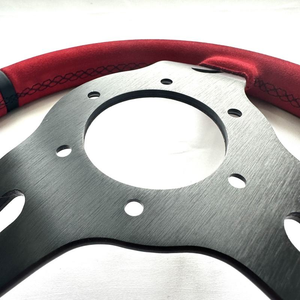 Volant de course premium en aluminium suédé rouge de 14 pouces (70 mm) à fond profond avec bande et rainures noires pour drift et rallye - Product Image 4